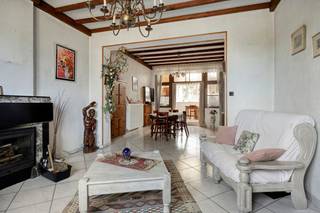 Ruime duowoning op landelijke locatie in Bommershoven (Borgloon).<br /><br />Deze ruime woning met bijhorende zorgwoning is gelegen in het charmante Bommershoven, deelgemeente van Borgloon, aan de Harenstraat 83.<br />De woning bevindt zich op een rustige, landelijke locatie, terwijl supermarkt en school zich op korte afstand bevinden.<br />Dankzij de centrale ligging geniet u van een vlotte verbinding naar de omliggende steden Tongeren en Sint-Truiden. Bovendien ligt de autosnelweg op slechts 10 kilometer afstand.<br /><br />Deze woning met een bewoonbare oppervlakte van 281m² bevindt zich op een perceel van ongeveer 15A.<br />Het pand werd enkele jaren geleden opgesplitst in een ruime woning met bijhorende zorgwoning en een bovenliggend appartement. Het appartement maakt geen deel uit van deze verkoop.<br /><br />De woning is uitgerust met PVC-ramen voorzien van dubbele beglazing.<br />Rolluiken zijn aanwezig op het gelijkvloers aan de voorzijde en aan de slaapkamers op de verdieping.<br />De verwarming gebeurt via stookolie.<br /><br />De indeling van de hoofdwoning omvat een inkomhal, een ruime en lichtrijke leefruimte met aansluitend een ingerichte leefkeuken.<br />Aan de achterzijde bevinden zich een praktische berging en een badkamer.<br />Verder beschikt de woning over een ruime inpandige garage met extra bergruimte, die toegang biedt tot een grote overdekte koer. Hier bevinden zich drie handige bergstallingen en een afzonderlijke tuinberging.<br /><br />Op de verdieping geeft de overloop toegang tot drie volwaardige slaapkamers en een bijkomende berging.<br />Via een vaste trap bereikt u de zolderverdieping, die mits afwerking perfect kan dienen als extra slaapvertrekken of hobbyruimte.<br />Er is een praktische kelder aanwezig.<br /><br />De inkomhal biedt eveneens toegang tot de woongelegenheid aan de rechterzijde van het gebouw/zorgwoning.<br />Deze entiteit omvat een bijzonder ruime leefruimte met open, ingerichte keuken, een ingerichte badkamer, een apart toilet en een slaapkamer.<br />Ook hier is een extra inpandige garage aanwezig.<br /><br />De tuin vormt een absolute troef en biedt een prachtig, weids uitzicht op de achterliggende boomgaarden en groene omgeving.<br />Het tuinperceel is bovendien rechtstreeks bereikbaar via een naastgelegen private weg.<br /><br />Troeven van deze woning zijn:<br />- Rustige landelijke ligging met vlotte bereikbaarheid van alle dagelijkse voorzieningen.<br />- Zeer ruime woning met tal van mogelijkheden: private woning met zorgwoning, praktijkruimte of thuiskantoor.<br />- Twee afzonderlijke inkomhallen en twee ruime inpandige garages.<br />- Ruime tuin met open zicht op groen en boomgaarden.<br />- Grote overdekte koer met extra stockage- of hobbymogelijkheden.<br /><br /><br />Voor meer info of een bezoek ter plaatse, contacteer ons op 0473 79 29 30 of mail naar luc@vestio.com<br />