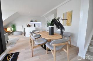 Dans un petit immeuble entièrement rénové en 2021, ce magnifique appartement duplex de 4 chambres à coucher est à vendre. Cette propriété exclusive est située au centre, à quelques pas de Duinenwater et de l'Avenue Lippens. L'appartement se trouve à proximité de toutes les commodités commerciales.<br /><br />Aménagement du premier étage : hall d'entrée spacieux avec toilettes séparées et débarras avec raccordements pour lave-linge et sèche-linge.<br />Espace de vie très lumineux avec un coin salon et un coin repas donnant accès à la terrasse ensoleillée sur le toit. La cuisine ouverte entièrement équipée présente une finition moderne et est dotée des appareils électroménagers nécessaires. La chambre 1 et la chambre 2 peuvent accueillir un lit double. Il y a également une salle d'eau séparée avec une douche à l'italienne et un lavabo.<br /><br />Aménagement du deuxième étage : hall de nuit avec toilettes séparées. La chambre 3 et la chambre 4 offrent également de la place pour un lit double. Cette quatrième chambre dispose également d'une salle d'eau attenante avec douche à l'italienne et lavabo.<br /><br />Au rez-de-chaussée, il y a un abri à vélos commun.<br /><br />Pour finir, cet appartement en duplex est vendu sous le régime de la TVA de 21%.<br /><br />Une visite des lieux est vivement recommandée et est toujours possible sur rendez-vous !<br />Contactez-nous dès aujourd'hui pour fixer votre rendez-vous au +32 (0)50 66 20 20.