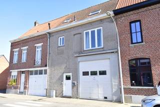Gelegen in het gezellige Heule, vlakbij alle invalswegen. Vlotte verbindingen zijn dus verzekerd.Deze stijlvolle loft biedt een uitzonderlijke...
