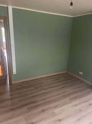 Rijwoning gerenoveerd in 2001<br />Living, keuken, badkamer<br />1ste verdiep: 2 slaapkamers met mogelijkheid 3de slaapkamer, toilet en zolder<br />Garage