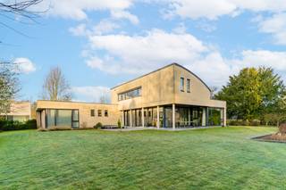 In de rustig gelegen Bevrijdingslaan in Vosselaar, bevindt zich deze verrassend ruime open bebouwing die comfort, ruimte en energiezuinig...