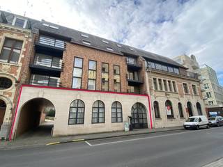 In het centrum van Roeselare bevindt zich dit handelspand te koop met een gelijkvloerse oppervlakte van ca. 335m² met een...