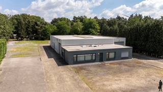 <strong>Deze industriële opslagruimte met kantoor is gelegen op een ruim perceel van 4.425 m², vlakbij de af- en oprit. Het geheel omvat een magazijn van ca. 500 m² met een vrije hoogte van ca. 4 meter, aangevuld met een kantoorgedeelte van ca. 120 m². Dankzij de vlotte bereikbaarheid geniet het eigendom van een praktische ligging met een goede verbinding naar het centrum van Oud-Turnhout en de nabijgelegen E34. Hierdoor zijn ook Antwerpen op ca. 40 minuten en Eindhoven op ca. 30 minuten bereikbaar.</strong><br /><br /><span>Indeling:</span> Het kantoorgedeelte omvat een centrale inkomhal, toilet, vergaderruimte met kantoor en rechtstreekse doorgang naar het magazijn. Daarnaast zijn er nog drie afzonderlijke polyvalente burelen aanwezig. Verder beschikt het gebouw over een praktische keuken en sanitaire ruimtes. Het magazijn is ruim opgevat en voorzien van drie rolpoorten, wat een vlotte doorrijfunctie mogelijk maakt.<br /><br /><span>Buitengebeuren:</span> Het gebouw is bereikbaar via verharde opritten en toegangswegen. Rondom het eigendom zijn voldoende zijdelingse parkeerplaatsen voorzien. De bouwvrije strook kan dienstdoen als toonpark of buitenopslag. Het volledige terrein is omsloten met draadafsluiting en uitgerust met functionele toegangspoorten.<br /><br /><span>Bijzonderheden:</span> <br />- Magazijn van ca. 500 m² met vrije hoogte van ca. 4 meter<br />- Kantoorgedeelte van ca. 120 m²<br />- Ruim perceel van 4.626 m²<br /><br /><strong>Gelegen in agrarisch gebied wat impliceert dat er gemeentelijk beperkingen worden opgelegd qua activiteit.<br /></strong>