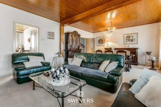 Voor meer info en foto’s, surf naar www.swevers.be –<br /><br />Op zoek naar een unieke combinatie van wonen en ondernemen? Dit karaktervolle handelspand uit 1935 biedt een bewoonbare oppervlakte van 265 m² op een perceel van 3a56ca, strategisch gelegen vlak bij de grens met Maastricht. Het gelijkvloers omvat een volledig ingericht restaurantgedeelte met eetzaal, keuken, koelruimte, berging en bureel. Dit maakt het pand perfect voor horeca of andere commerciële activiteiten.<br /><br />De eerste verdieping herbergt een ruime living (37 m²), een aparte keuken (11,2 m²) en een badkamer. Grote raampartijen zorgen voor veel licht en een ruimtelijk gevoel. Op de tweede verdieping bevinden zich drie volwaardige slaapkamers en een apart toilet. Een extra troef is het ruime terras met prachtig uitzicht.<br /><br />Daarnaast biedt de zuidgerichte tuin van 180 m² een heerlijke buitenruimte, bereikbaar via de zijkant van het pand. De kelder van 40 m² zorgt voor extra opslagmogelijkheden. Met scholen, openbaar vervoer en autosnelwegen in de directe omgeving is dit pand uiterst bereikbaar en ideaal voor ondernemers en investeerders.<br /><br />Voor meer informatie, bel 012 699 900. Bron bewoonbare oppervlakte: EPC – verslag.<br /><br />Dit pand is onderworpen aan de renovatieverplichting van de Vlaamse overheid voor niet-residentiële gebouwen (behoudens bij sloop binnen 5 jaar na de aankoop). Consulteer voor meer informatie de website van het Vlaams Energie- en Klimaatagentschap via https://www.vlaanderen.be/bouwen-wonen-en-energie/niet-residentiele-gebouwen/verplichtingen-voor-niet-residentiele-gebouwen/renovatieverplichting-voor-niet-residentiele-gebouwen.