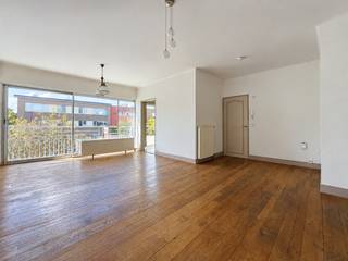 Op zoek naar een ruim appartement waar je zonder grote werken meteen je intrek kunt nemen? Dit aangename appartement op de eerste verdieping in de Heidelaan 26 te Lint combineert ruimte, comfort en een rustige ligging.<br /><br />Het appartement bevindt zich in een rustige straat en verkeert in goede staat, waardoor het een uitstekende keuze is voor wie op zoek is naar een instapklare woonst. De ruime indeling (drie slaapkamers) zorgt voor een aangenaam woongevoel en biedt voldoende plaats om er helemaal je eigen thuis van te maken.<br /><br />Een extra troef is de garage, die mee inbegrepen is in de prijs. Geen zoektocht naar een parkeerplaats dus, want ook de wagen krijgt hier zijn eigen plekje.<br /><br />Een ruim, goed onderhouden en instapklaar appartement op een rustige locatie in Lint, mét garage inbegrepen. Een ideale kans voor wie comfortabel en zorgeloos wil wonen.<br /><br />Vg-Wg-Gmo-Gvkr-Gvv-EPC :  196 kWh/m<sup>2</sup> (Label B)<br />Waterinfo : P-Score = A, G-Score = A<br />Enkele beelden in de advertentie zijn virtueel bewerkt.<br /><br />Dit is niet wat je zoekt ? Al gehoord van AANKOOPBEGELEIDING ?   Wij zoeken, bezoeken en onderhandelen mee met jou voor eigendommen die worden aangeboden door particulieren, andere makelaars of eigendommen die zelfs (nog) niet te koop staan?<br />Vraag meer informatie over aankoopbegeleiding via welkom@dehuisleverancier.be of 0489/069.000<br /><br />de Huisleverancier : Persoonlijk, voor iedereen Service, Kwaliteit en Vertrouwen !