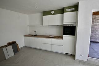Ruim Duplex appartement op verdieping 1 + 2 !  Indeling : Inkomhal  , wc  , woonkamer met open keuken , terras  .Verdieping 2 : 2 slaapkamers ,...