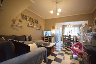 Deze standaard rijwoning in Ardooie is een ideale plek voor gezinnen die op zoek zijn naar een comfortabel en gezellig huis. Met een terras en...