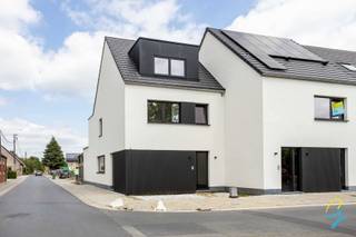 <p>Te koop te Berlare!<br />Bent u op zoek naar een energiezuinige en instapklare nieuwbouwwoning? Dan is deze moderne woning zeker een bezoek waard!<br />Bij het betreden van de woning komt u terecht in een verzorgde inkomhal met apart gastentoilet. Verder beschikt het gelijkvloers over een praktische berging die eveneens perfect kan dienen als bureau- of hobbyruimte. De lichtrijke en ruime leefruimte vormt samen met de volledig geïnstalleerde open keuken het hart van de woning. Dankzij het grote schuifraam geniet u van een mooie verbinding met de tuin en het terras.<br />Op de eerste verdieping bevinden zich twee ruime slaapkamers, een comfortabele badkamer uitgerust met alle hedendaagse voorzieningen en een afzonderlijk toilet.<br />Achterste slaapkamer geeft toegang naar een prachtig terras.<br />De tweede verdieping biedt plaats aan een derde, zeer ruime slaapkamer en een extra zolderruimte die ideaal is als stockage- of bergruimte.<br />Achteraan het perceel zijn een autostaanplaats en een carport voorzien. Bovendien wordt aan de carport een buitenkraan geïnstalleerd, ideaal voor het reinigen van uw wagen.<br />De volgende werken worden nog afgewerkt door de bouwheer:<br />- Aanleg van grasmatten in de tuin;<br />- Plaatsing en afwerking van de carport;<br />De ligging vormt een absolute meerwaarde: op wandelafstand van het gezellige centrum van Berlare met zijn winkels, scholen en openbaar vervoer. Daarnaast bevinden de prachtige Gratiebossen zich vlakbij, ideaal voor natuurliefhebbers, wandelaars en fietsers.<br />Troeven:<br />- Mogelijkheid tot aankoop aan 6% BTW (onder voorwaarden)<br />- Energiezuinige nieuwbouwwoning<br />- 3 volwaardige slaapkamers<br />- Volledig geïnstalleerde open keuken<br />- Terras en tuin<br />- Carport en private autostaanplaats<br />- Aanwezigheid van zonnepanelen<br />Interesse? Contacteer collega Bernhard 0476 022 089 of bernhard@cornelis-goeman.be vandaag nog voor meer informatie of een bezoek ter plaatse!<br />* Verlaagd BTW-tarief van 6% mogelijk mits voldaan wordt aan de wettelijke voorwaarden.</p>