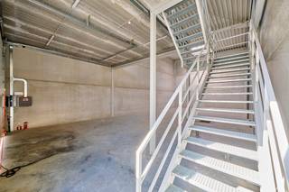 <p>KMO-unit te koop Genk - BEDRIJVENPARK KOMPELLAAN<br /><br />Bedrijvenpark Kompellaan: 21 moderne KMO-units langsheen de Kompellaan in Genk. Dit complex biedt kleine en middelgrote ondernemingen de perfecte plek om te starten, groeien en te innoveren. De unit 21 heeft een totaaloppervlakte van 255m² en beschikt over 2 parkeerplaatsen. De unit wordt casco opgeleverd.<br /><br />KMO-Unit 21<br />- oppervlakte: 201m² gelijkvloers &amp; 54m² mezzanine<br />- staalstructuur met geïsoleerde wanden en dak<br />- sectionaalpoort 4mbr x 4,2m<br />- 2 privatieve parkeerplaatsen<br /><br />Voor meer info 011/39 90 50 of info@jansenrealestate.be<br />https://www.jansenrealestate.be/project-kompellaan/6190088/</p>