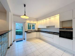 Te huur: ruime halfopen woning in Meise, gelegen in een groene en landelijke omgeving, nabij scholen en openbaar vervoer.Deze woning uit 1996...