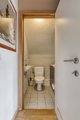 PLAN UW BEZOEK ENKEL ONLINE IN VIA www.structura.be! Ontdek dit charmante appartement in het hart van Denderleeuw, met een perfecte balans tussen comfort en stijl. Deze lichtrijke woonst biedt een ruime leefoppervlakte van 93m², verdeeld over twee gezellige slaapkamers en een moderne badkamer. Wanneer u binnenkomt, wordt u verwelkomd door een smaakvolle hal die leidt naar een open leefruimte met veel natuurlijk licht, dankzij de grote ramen en unieke dakvensters. De leefruimte is naadloos verbonden met een moderne open keuken, compleet uitgerust met inbouwapparatuur en voldoende werkruimte, ideaal voor kookliefhebbers. De slaapkamers zijn ruim en bieden genoeg bergruimte, terwijl de badkamer praktisch is ingericht met een hedendaagse afwerking. Voor extra gemak is er een aparte wasruimte aanwezig. Geniet van serene momenten op het privéterras, een knusse plek om te ontspannen met uitzicht over de rustige omgeving. Voldoende beschikbare gezamenlijke parkeergelegenheid. Gemeenschappelijke fietsenstalling voorzien. Bovendien biedt de zolderruimte een uitstekende mogelijkheid voor extra opslag. Gelegen in een rustige buurt, maar toch dicht bij alle voorzieningen zoals winkels, scholen en openbaar vervoer, is dit appartement een uitstekende keuze voor starters of jonge gezinnen. € 900/maand. GEEN LASTEN.