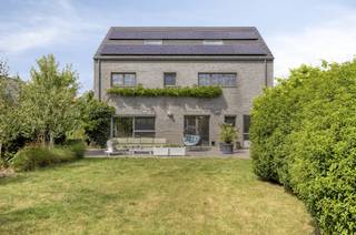 Située dans la paisible Houtestraat 16 à Hombeek, à peine 10 minutes de Malines et bénéficiant d'une excellente connexion avec Anvers et Bruxelles, cette maison individuelle de 2008 allie luxe, espace et durabilité.<br /><br />Les avantages les plus importants :<br /><br />Économe en énergie et tournée vers l'avenir (EPC A) : équipé de panneaux solaires, d'une batterie domestique et d'un chauffage au sol confortable.<br /><br />Jardin de rêve orienté plein sud (1 189 m²) : jardin ensoleillé magnifiquement aménagé avec un salon attrayant, une piscine et une intimité optimale.<br /><br />Beaucoup d'espace (303 m² habitables) : 4 chambres complètes, 2 salles de bain et un garage intérieur double.<br /><br />Emplacement idéal : rue calme et adaptée aux enfants dans la charmante ville de Hombeek, facilement accessible.<br /><br />Disposition de la maison :<br /><br />Rez-de-chaussée : Un espace de vie spacieux et lumineux grâce à de grandes fenêtres qui se connectent parfaitement à la terrasse ensoleillée. Le coin salon confortable est doté d'une cheminée confortable. À côté se trouvent la salle à manger, la cuisine ouverte, une buanderie/débarras pratique, des bureaux et le double garage intérieur.<br /><br />Premier étage : quatre chambres spacieuses et lumineuses et deux salles de bain confortables et entièrement équipées, parfaitement adaptées à la vie de famille.<br /><br />Espace extérieur :<br />Le jardin orienté plein sud est une véritable oasis privée. Profitez du beau temps sur la grande terrasse, détendez-vous dans le salon intérieur ou faites un plongeon rafraîchissant dans la piscine.<br /><br />En bref : une maison familiale prête à emménager et à l'épreuve du temps, où confort, espace et sentiment de vacances se rencontrent.<br /><br />Intéressé par cette propriété unique ? Contactez-nous dès aujourd'hui pour plus d'informations ou pour une visite via Dewaele Vastgoed Mechelen !<br /><br />Le bien est proposé selon la formule Pre-sale. Du 21/09/2026 09:00 au 25/09/2026 12:00, vous pouvez visiter la maison sur rendez-vous et faire une offre. Le prix affiché est un prix indicatif. Pour plus d'informations, veuillez contacter le responsable du dossier.<br /><br />Registre des mesures: non