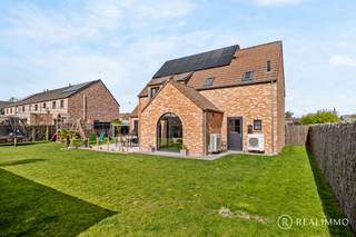 Dans un environnement résidentiel particulièrement calme, où la circulation reste essentiellement locale, et à quelques minutes seulement du centre de Dottignies, se dévoile cette élégante villa récente, construite en 2022. Érigée sur une agréable parcelle de 779 m², elle bénéficie d’une largeur de terrain offrant de belles perspectives d’extension ou l’intégration d’annexes telles qu’un carport ou un garage supplémentaire. Dès l’entrée, la propriété séduit par l’harmonie de son architecture intemporelle et la qualité de ses finitions. Les espaces intérieurs ont été conçus pour allier esthétique, confort et fonctionnalité. Avec une surface habitable d’environ 222 m², complétée par un grenier aménageable de 60 m², la villa offre des volumes généreux et une réelle flexibilité d’aménagement, idéale pour s’adapter aux besoins d’une vie familiale moderne.<br />La performance énergétique constitue un véritable atout, grâce à une conception soignée intégrant chauffage par le sol, panneaux photovoltaïques et une enveloppe isolante performante, permettant d’atteindre un excellent PEB A. Le confort quotidien est encore renforcé par la présence de la climatisation et d’un système domotique, apportant modernité et simplicité d’usage. L’ensemble dégage une atmosphère chaleureuse et sereine, où se conjuguent espace, lumière et qualité de vie. Une propriété pensée pour ceux qui recherchent un cadre de vie paisible, sans compromis sur le confort contemporain.<br /><br /><u><strong>Composition</strong></u><br /><strong>RDC:</strong> Hall d’entrée avec WC invités, espace polyvalent (bureau, chambre d’appoint ou salle de jeux), vaste séjour lumineux avec cuisine ouverte, ainsi qu’un garage spacieux. <strong>Étage:</strong> Quatre chambres, dont une suite parentale avec dressing ainsi qu’une salle de bain spacieuse. <strong>Espace complémentaire:</strong> Grenier aménageable de 60 m² offrant un beau potentiel d’aménagement.<br /><br /><u><strong>Caractéristiques techniques</strong></u>
<ul>
	<li>PEB A</li>
	<li>Chauffage par le sol</li>
	<li>Panneaux photovoltaïques</li>
	<li>Enveloppe isolante performante</li>
	<li>Climatisation</li>
	<li>Domotique</li>
	<li>Construction 2022</li>
	<li>Citerne d’eau de pluie 10.000 L</li>
</ul>
<u><strong>Atouts</strong></u>

<ul>
	<li>Environnement résidentiel calme et recherché</li>
	<li>Architecture élégante et intemporelle</li>
	<li>Volumes généreux</li>
	<li>Quatre chambres</li>
	<li>Suite parentale avec dressing</li>
	<li>Grenier aménageable</li>
	<li>Performance énergétique élevée (PEB A)</li>
	<li>Confort moderne et finitions de qualité</li>
</ul>
<u><strong>Contact</strong></u><br />Plus d'infos ou une visite? Contactez REALIMMO via aaron@real-immo.be ou au 0471/892825.