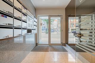 <span><span>Deze Penthouse staat te koop te Oostende, vlakbij plein 'Petit Paris' en op 740 meter van het strand. Geniet van een strategische ligging, die de binnenstad verbindt met de winkelstraten en de Venetiaanse Gaanderijen bij de Noordzee. Dankzij deze toplocatie geniet u van een perfecte mix van stedelijk comfort en elegant wonen met ruimte. Op wandelafstand van talrijke restaurants, koffiebars, winkels en culturele hotspots.<br /><br /><u>Beschrijving:</u> Ontdek dit groots dakappartement gelegen op de 6<sup>e</sup> verdieping te bereiken via de lift. U komt via de lift rechtstreeks binnen in de inkomhal die u toegang geeft tot het ruimtelijk en lichtrijke woongedeelte met panoramisch zicht over de Stad. Via de schuifdeuren bereikt u een royaal terras, waar u de hele dag van de zon kunt genieten danzij de aanwezigheid van zowel een voor-, zijdelings als achterterras. Aansluitend aan het leefgedeelte vinden we de keuken voorzien van alle comfort, en een voorraadkamer.<br /><br />Daarnaast telt het appartement 4 slaapkamers, een bureau/dressing en optioneel 2 private bergingen op het gelijkvloers, € 10.000,- per berging.<br /><br /><u>Bijzonderheden</u>:<br /><strong>·</strong><strong> </strong>Toplocatie, centrale ligging nabij de zee en winkelstraten;<br /><strong>·</strong><strong> Woonoppervlakte 219 m2</strong>;<br /><strong>·</strong> Genieten van alle rust en privacy met adembenemende vergezichten;<br /><strong>·</strong> <strong>3 terrassen, badkamer met bad en douche, 2 wc’s</strong>;<br /><strong>·</strong><strong> </strong>Gemeenschappelijke fietsberging en afvalkamer gelijkvloers;<br /><strong>·</strong> <strong>Uniek met 4 slaapkamers en een bureau/dressing</strong>.<br /><br />Wenst u meer informatie of een bezoek ter plaatse? Contacteer Diksimmo op het nummer 051 50 11 51 of mail naar diksmuide@diksimmo.be.</span></span>