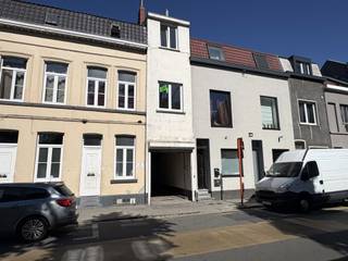 <strong>Ligging</strong><br />Deze volledig gerenoveerde woning is uitstekend gelegen in Kortrijk, op wandelafstand van het stadscentrum, winkelcentrum K, scholen en openbaar vervoer. Een centrale ligging met alle voorzieningen binnen handbereik.<br /><br /><strong>Indeling</strong><br />Via de inkomhal met trap bereikt u de eerste verdieping, waar zich een lichtrijke woonkamer met open keuken bevindt. Aansluitend vindt u de badkamer, uitgerust met een douche, lavabo en toilet, evenals een traphal met aansluiting voor een wasmachine. Op de tweede verdieping bevinden zich twee volwaardige slaapkamers. De derde verdieping beschikt over een ruime zolder die ideaal is als extra bergruimte.<br /><br /><strong>Technisch</strong><br />De woning werd volledig gerenoveerd en is uitgerust met een nieuwe centrale verwarming op aardgas, dubbele beglazing en een conforme elektrische installatie. Dankzij het gunstige EPC van 222 kWh/m² geniet u bovendien van een energiezuinige woning.<br /><br /><strong>Troeven</strong>
<ul>
<li>Uitstekende, centrale ligging</li>
<li>Twee volwaardige slaapkamers</li>
<li>Ruime bergzolder</li>
<li>Onmiddellijk beschikbaar</li>
</ul>
<strong>Contact</strong><br />Voor meer informatie of een bezichtiging kunt u contact opnemen met REALIMMO via cedrik@real-immo.be