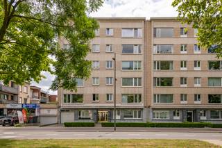 appartement met 3 slaapkamers en zuid-geörienteerd terras + staanplaats. Welkom in dit aangename appartement, gelegen op de 2de verdieping van een rustig appartementsgebouw. Met een gunstige ligging nabij verbindingswegen naar zowel Antwerpen als Brussel, biedt dit appartement het beste van beide werelden. Op een steenworp afstand zijn diverse supermarkten en het openbaar vervoer gemakkelijk bereikbaar. Bovendien liggen het Middelheimpark en park "Den Brandt" op wandelafstand, waar u heerlijk tot rust kunt komen.<br /><br />Indeling:<br /><br />Bij het betreden van het appartement wordt u verwelkomd in een inkomhal op parket, voorzien van ingemaakte kasten. De lichtrijke leefruimte op parket biedt een prachtig uitzicht en grenst aan de keuken op tegels, die is uitgerust met alle hedendaagse comfort en biedt voldoende ruimte voor een kleine eettafel.<br /><br />Dit appartement beschikt over voldoende bergruimte, een apart toilet met handenwasser en een praktische ruimte voor een was- en droogmachine. 3 mooie slaapkamers voorzien van handig ingemaakte kasten waardoor u over voldoende opbergruimte beschikt en twee slaapkamers genieten hun eigen privé terras,.<br /><br />Bovendien is er een kelderberging inbegrepen, wat extra gemak en ruimte biedt voor uw persoonlijke bezittingen.<br /><br />Bijkomende kenmerken:<br /><br />Het appartement wordt compleet gemaakt met een ondergrondse staanplaats die verplicht aan te kopen is voor €20.000.<br /><br />Algemene onkosten bedragen €350 per maand (water, verwarming, syndicus, onderhoud, blokpolis, lift, elektr. gemene delen, kleine herstellingen, ...)<br /><br /><br />Het EPC bedraagt 171 kWh/m²/jaar.<br /><br />Interesse?<br /><br />Wacht niet te lang, want dit appartement met zijn unieke kenmerken zal ongetwijfeld snel de aandacht trekken van potentiële kopers.<br /><br />We kijken ernaar uit om u binnenkort te ontmoeten en u dit appartement te laten zien!