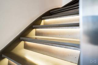 <strong>Duquesnoystraat | Gerenoveerde triplex van ±198 m² in het hart van de Vijfhoek | Brussel</strong><br /><br />Tussen de Grote Markt (UNESCO), de Bortiergalerij en de Madeleine, in de iconische Duquesnoystraat (19de eeuw), combineert deze volledig gerenoveerde triplex erfgoedkarakter met een hoogwaardige afwerking.<br /><br />Niveau 1 · Lichtrijke ontvangstruimte ±45 m², keuken ±15 m², inkomhal ±13 m², gastentoilet.<br />Niveau 2 · Hoofdslaapkamer ±33 m² met aansluitende badkamer ±9 m², twee slaapkamers (±15 en ±10 m²), doucheruimte ±5 m², nachthal ±11 m².<br />Niveau 3 · Polyvalente ruimte ±32 m², wasruimte ±10 m², terras ±12 m² met uitzicht over de daken van Brussel en de torenspits van het Stadhuis.<br /><br />Privékelder · Ondergrondse parkeerplaats optioneel (niet verplicht): € 50.000 · EPB: D<br />Winkels, diensten en openbaar vervoer in de onmiddellijke nabijheid.<br /><br />Bezoeken: klik op "Bezoek boeken" (rechtsboven) om online uw tijdslot te kiezen.<br /><br /><strong>We Invest BXL-ALTITUDE | bruxelles.altitude@weinvest.be | 02/217.22.91</strong>