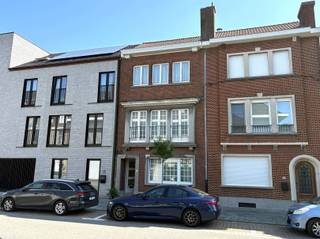 <p><span>Super gelegen burgerwoning met stadstuin</span></p><p><span> </span></p><p><span> </span></p><p><span>Kom deze woning met super potentieel ontdekken, mooie bewoonbare oppervlakte, hoge plafonds, en ruime stadstuin. Gelijkvloers is er de inkom, ruime woonkamer met aparte keuken en eetplaats. Op de tussenverdieping is een ruime badkamer voorzien en op de eerste verdieping twee zeer ruime slaapkamers. De tweede verdieping is volwaardig en biedt ruimte aan de derde XL slaapkamer + de zolder met mezaninne waar nog een zee van mogelijkheden zijn...</span></p><p><span> </span></p><p><span>De woning heeft tevens een grote en droge kelder.</span></p><p><span> </span></p><p><span>Voor de wagen is er nabij een overdekte staanplaats die kan apart kan aangekocht worden.</span></p><p><span> </span></p><p><span>Topwoning voor wie de handen uit de mouwen wil steken, dit op een super ligging!</span></p>