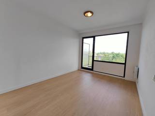 Dit gezellige appartement is ideaal gelegen vlakbij het centrum van Roeselare. Bij het binnenkomen tref je een inkomhal die leidt naar een aparte keuken, uitgerust met oven, koelkast en kookplaat. De lichtrijke woonkamer biedt een aangename leefruimte en sluit mooi aan op de twee slaapkamers. Verder is er een badkamer en een apart toilet.<br /><br />Buiten kan je genieten van een ruim terras met een prachtig vergezicht. Bovendien is er een afsluitbare ondergrondse berging inbegrepen in de prijs en bevindt er zich een gemeenschappelijke parking aan het gebouw.<br /><br />Het appartement is momenteel verhuurd voor €650 per maand, met €150 syndicuskosten, wat het ook bijzonder interessant maakt als investering.