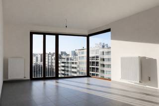 <p>Zeer zonnig hoekappartement van ca 70m² met twee slaapkamers in de moderne en recente residentie "Belgica". Het appartement is gelegen op de hoek van de Belgiëlei en de Isabellalei. Het openbaar vervoer en tal van invalswegen garanderen een vlotte bereikbaarheid.<br /><br />Dit appartement op de zevende verdieping heeft een prachtig panoramisch uitzicht over de Antwerpse binnenstad. Het appartement is ideaal georiënteerd (zuidwest) waardoor er een heel mooie lichtinval ontstaat. De kamerhoge raampartijen zorgen bovendien voor een zee aan licht.<br /><br />Het appartement is voorzien van een inkomhal met gastentoilet en vestiairemogelijkheid. De leefruimte beschikt aansluitend over een open keuken voorzien van kookvuur, microgolf- en oven, vaatwasser en koelkast met vriesvak. Een aparte berging zorgt voor extra opbergruimte.<br /><br />De twee slaapkamers kunnen gebruik maken van de badkamer met lavabo, ligbad/douche. Aansluiting voor wasmachine en droogkast zijn voorzien aan de inkomhal.<br /><br />Doorheen het appartement werd er gekozen voor stijlvolle en onderhoudsvriendelijke antracietgrijze tegelvloeren. Het appartement is netjes afgewerkt en volledig instapklaar!<br /><br />Een ruime kelderberging op niveau -1 is reeds begrepen in de huurprijs. Gemeenschappelijke fietsenberging op het gelijkvloers. <br /><br />Maandelijkse kosten 90 Euro.<br /><br />Beschikbaar vanaf 1 maart 2026.</p>