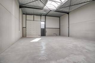 Nieuwbouw KMO-unit van ca. 180 m² in project Saturnus te Sint-Baafs-Vijve. Voorzieningen: - Parkeerplaats- Lichtstraat- Gepolierde...