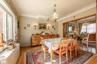 Deze RUSTIG GELEGEN WONING is gelegen te Sint-Michiels (Brugge), meer bepaald in de Ten Boomgaard 8 op een perceel grond van 358 m². De woonst beschikt over een bewoonbare oppervlakte van 165 m².<br />U geniet een zeer gunstige ligging, in een rustige straat vlakbij lokale handelaars, uitvalswegen en diverse winkels.<br /><br />PLUSPUNTEN:<br />* GUNSTIGE EN CENTRALE LIGGING<br />* DUBBELE GARAGE<br />* UITWEG ACHTERAAN<br />* PERFECT ONDERHOUDEN<br /><br />INTERIEUR:<br />U komt de woning binnen via de inkomhal met gastentoilet. Aansluitend bereikt u de lichtrijke leefruimte, bestaande uit een gezellige zit- en eethoek met ingebouwde kachel. Verder beschikt de woning over een ingerichte keuken met praktische koele berging. Via de nachthal heeft u toegang tot drie volwaardige slaapkamers en een badkamer uitgerust met een toilet, ligbad en enkel lavabomeubel. De zolderverdieping, te bereiken via een uitschuifbare zoldertrap, is opgedeeld in een praktische bergruimte mét een extra slaapkamer. Tot slot is er nog een veranda met aanpalend een wasruimte en extra bergruimte op het verdiep. De dubbele garage achteraan biedt ook een uitweg.<br /><br />EXTERIEUR:<br />De woning beschikt over een ruime tuin met tuinberging.