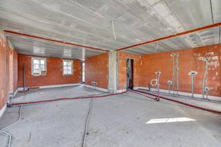 Ontdek deze prachtige halfopen nieuwbouwwoning, waar modern comfort en landelijke charme samenkomen. <br />Deze woning biedt alles wat je nodig hebt voor een comfortabele en energiezuinige levensstijl.<br />• Ruime indeling en afwerking<br />Kies tussen 3 of 5 afgewerkte slaapkamers die perfect inspelen op jouw woonwensen. De woning beschikt over een ruime berging, een stijlvolle keuken met een modern kookeiland, en een badkamer voorzien van een bad en/of douche.<br />• Geniet van een zongerichte tuin<br />De zuidgerichte tuin biedt de ideale plek om te ontspannen en volop te genieten van het buitenleven.<br />• Gunstige ligging<br />• 6% BTW MOGELIJK<br />Deze woning is ideaal gelegen in een rustige omgeving met winkels, scholen en openbaar vervoer op korte afstand. Daarnaast bieden nabijgelegen invalswegen zoals de N37, N35 en N498 eenvoudige toegang tot belangrijke snelwegen en omliggende steden zoals Gent, Kortrijk en Brugge.<br />• Energiezuinig en duurzaam<br /><br />Deze woning is ontworpen met oog voor de toekomst. Dankzij de warmtepomp met vloerverwarming en de inbegrepen 9 zonnepanelen geniet je van een energiezuinige woning met een lage ecologische voetafdruk.<br />Ervaar modern wonen in een landelijke omgeving. <br />Neem contact op en ontdek jouw toekomstige thuis!