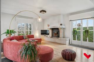 In een groene omgeving nabij het dorpscentrum van Lubbeek, bevindt zich deze uitzonderlijk ruime en lichtrijke villa.<br /><br /><br />De open indeling, de elegant geïntegreerde veranda en de groene tuin rondom creëren een exclusieve woonbeleving waar licht, ruimte en comfort centraal staan.<br />De villa biedt flexibele en hoogwaardige woonmogelijkheden met potentieel tot vier volwaardige slaapkamers. De master suite beschikt over een luxueuze ensuite badkamer en een royale dressing, die eenvoudig kan worden ingericht als extra slaapkamer. De kamer op het gelijkvloers kan ook ingericht worden als kabinet voor het uitoefenen van een zelfstandig beroep, iets waar de oprit en bijhorende staanplaats zich ook toe leent. Tot slot is de woning volledig onderkelderd en voorzien van een inpandige garage, wat bijdraagt aan het uitzonderlijke comfort en de praktische leefkwaliteit.<br /><br /><br />Als unieke meerwaarde beschikt het eigendom over een loods met dubbele garagepoort dat via afzonderlijke inrit achteraan makkelijk bereikbaar is. Deze infrastructuur creëert uitzonderlijke opportuniteiten voor opslag, atelier, logistieke ondersteuning of professionele exploitatie, los van het hoofdgebouw.<br /><br />Een zeldzame troef die wonen en professioneel gebruik perfect weet te combineren op een topligging in het Hageland.<br /><br /><br />Interesse? Aarzel niet en contacteer BVM Vastgoed op 016 23 21 45 of via info@bvm-vastgoed.be