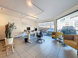 Bent u op zoek naar de ideale uitvalsbasis voor uw onderneming? Dit instapklare kantoor te huur in Deurne biedt een perfecte combinatie van visibiliteit en bereikbaarheid. Gelegen aan de Bisschoppenhoflaan geniet uw bedrijf hier van een enorme passage en een vlotte verbinding naar zowel het centrum van Antwerpen als de belangrijkste invalswegen.Dit commercieel vastgoed onderscheidt zich door de praktische indeling en de aanwezigheid van private parkeermogelijkheden, wat een enorme troef is in deze regio. De indeling van dit kantoor aan is als volgt:- Ruime en lichtrijke bureauruimte met grote raampartijen.- Vergaderzaal voor interne meetings of klantenontvangst.- Geïnstalleerde keuken.- Twee toiletten. - Inpandige garage die dienst kan doen als extra opslag of veilige parkeerplaats.Naast de functionele binnenruimte is de ligging in Deurne een absolute meerwaarde. Door de centrale positie aan de Bisschoppenhoflaan is het pand uitstekend bereikbaar met de wagen, de fiets en het openbaar vervoer. Wie een kantoor wenst te huren in de regio Antwerpen, vindt hier de perfecte match tussen visibiliteit en toegankelijkheid.Ben jij geïnteresseerd in dit vastgoed te huur in Deurne? Aarzel dan niet om ons te contacteren. Het Dewaele vastgoedkantoor van Deurne aan de Turnhoutsebaan staat graag tot uw dienst. Had u graag een gratis schatting van uw eigendom? contacteer ons via 03/666.66.66 of deurne@dewaele.comMaandelijkse kosten: €180 incl. onroerende voorheffing