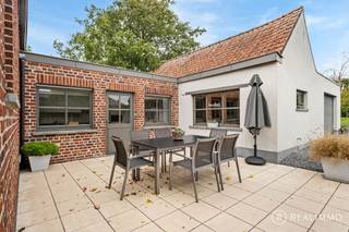 <strong>In een groene en landelijke omgeving bevindt zich deze ruime alleenstaande woning op een perceel van maar liefst 1410m².</strong> De woning werd doorheen de jaren uitstekend onderhouden en wordt voor het eerst buiten de familie te koop aangeboden.<br />Je woont in het landelijke Moen, vlakbij een groene omgeving, maar toch op korte afstand van de nodige voorzieningen en belangrijke verbindingswegen.<br /><br /><u><strong>Indeling</strong></u><br />Via de inkomhal krijg je toegang tot de woonkamer, met aansluitend een ruime leefkeuken. Op het gelijkvloers bevinden zich verder nog 2 slaapkamers, badkamer, berging en een ruime garage.<br />Daarnaast is er een kelder en een ruime zolder,<strong> bereikbaar via een vaste trap</strong>. Deze zolder biedt interessante mogelijkheden voor het creëren van extra slaapkamers of een polyvalente ruimte, mits de nodige aanpassingen.<br />Ook buiten heeft deze eigendom heel wat te bieden. De aangelegde en uitstekend onderhouden tuin vormt een absolute troef. Dankzij het royale perceel geniet je hier volop van ruimte, rust en privacy en zijn er bovendien heel wat parkeermogelijkheden op eigen terrein.<br /><br /><br /><u><strong>Technisch</strong></u><br />De woning beschikt over 215m² bewoonbare oppervlakte (volgens EPC) op een perceel van 1410 m². De verwarming gebeurt op stookolie en de beglazing is reeds dubbelglas. De woning beschikt over een EPC-label F met een score 687 kWh/m² per jaar en heeft dus een renovatieverplichting. Stedenbouwkundige inlichtingen in aanvraag.<br /><br /><u><strong>Troeven</strong></u>
<ul>
<li>252 m² woonoppervlakte</li>
<li>1410 m² perceel</li>
<li>Uitstekend onderhouden</li>
<li>Mogelijkheid tot extra slaapkamers</li>
<li>Oprit voor meerdere wagens</li>
</ul>
<br /><u><strong>Contact</strong></u><br />Interesse? Contacteer Nicolas via nicolas@real-immo.be of 0478/50 58 91 voor meer informatie of een bezoek.<br />