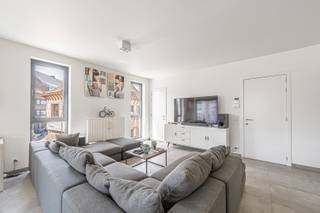 - Ideale ligging: Kunstenstraat 1 in Menen<br />- Recent hoekappartement op de eerste verdieping (bus 0102, bouwjaar 2021)<br />- Lift aanwezig<br />- Uitstekend EPC: label A, 43 kWh/m²/jaar, E-peil 30, UC: 34027-G-2016_148/EP06405/A001/D01/SD002<br />- Lichtrijke leefruimte met grote raampartijen<br />- Open keuken<br />- 2 bergingen in het appartement + ondergrondse berging<br />- Ruim terras<br />- 2 slaapkamers<br />- Badkamer met douche en dubbele wastafel<br />- Afzonderlijk toilet<br />- Autostaanplaats met automatisch liftsysteem + gemeenschappelijke fietsenstalling met private fietsbeugel<br />- Conforme elektriciteit<br />- Richtprijs: € 280.000