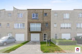<strong>Wenduine: Bel-étage woning te koop in een rustige buurt met open zicht op de velden en een inpandige garage!</strong><br /><br />Deze prachtige woning met bouwjaar 2003 ligt in een rustige straat, grenzend aan weilanden. Op het gelijkvloers bevindt zich de inkom hal met afzonderlijke WC, de garage, alsook een slaapkamer met douche en zicht op een mooi onderhouden tuin.<br /><br />Op de 1e verdieping bevinden zich de leefruimtes, namelijk een open keuken, eetkamer/zithoek, hal met WC. De leefruimtes op het verdiep hebben als voordeel dat men optimaal kan genieten van een fenomenaal zicht op de weilanden. Ten slotte zijn er op de 2e verdieping nog 3 slaapkamers en een badkamer met ligbad, dubbele wastafelmeubel en WC aanwezig.<br /><br />Troeven:
<ul><li>4 slaapkamers + 2 badkamers</li><li>Open zicht op groen</li><li>Instapklaar</li><li>Garage</li><li>Perfect onderhouden en omheinde tuin</li><li>Rustige ligging maar toch nabij het strand en centrum</li></ul>
Deze unieke combinatie van troeven, zorgt ervoor dat dit de ideale woonst of vakantiewoning vormt. Meer informatie? Contacteer Ilse op het nummer 0456 96 04 61.