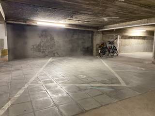 <p>Makkelijk te bereiken autostaanplaats gelegen nabij Lippenslaan en Zeedijk. <br /><br />Afmetingen:<br />Lengte: 5m30<br />Breedte: 2m30<br />Hoogte: 1m70<br /><br />Stedenbouwkundig uittreksel en maatregelenregister in aanvraag.<br /><br />Aarzel niet om ons te contacteren voor meer info: tel.: 050.62.44.14 of via knokke@immax.be</p>
