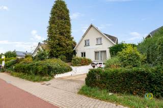 <p><span>Op een strategische ligging in Grimbergen, met een vlotte verbinding naar Brussel en de Ring, bevindt zich deze ruime villa met 5 slaapkamers, een ondergrondse garage en tal van mogelijkheden. De woning is instapklaar en biedt dankzij de aangename ruimtes en praktische indeling een uitstekende basis om volledig naar eigen smaak in te richten. Via de inkomhal met vide komt u in de ruime leefruimte, die dankzij de grote raampartijen geniet van een aangename lichtinval en een mooi ruimtegevoel. Aansluitend bevindt zich de ruime leefkeuken. Mits de nodige aanpassingen kan deze worden opengetrokken naar de leefruimte, waardoor een grote en hedendaagse leefomgeving ontstaat. Een eerste slaapkamer of bureau vervolledigt het gelijkvloers. Op de verdieping bevinden zich vier volwaardige slaapkamers, een gerenoveerde badkamer en een afzonderlijk toilet. De woning beschikt bovendien over een zeer ruime ondergrondse garage die zich over de volledige diepte van de woning uitstrekt. Ook buiten biedt de woning aangename mogelijkheden. De gezellige tuin werd met het oog op onderhoudsgemak ingericht met een houten terras, maar kan opnieuw verder met groen worden aangelegd. De woning valt onder de energetische renovatieverplichting. Na aankoop dient de woning binnen 6 jaar energetisch gerenoveerd te worden tot minstens EPC-label D. Dit biedt tegelijk de mogelijkheid om de woning toekomstgericht verder te moderniseren en naar eigen wensen aan te passen.</span><span> </span></p>