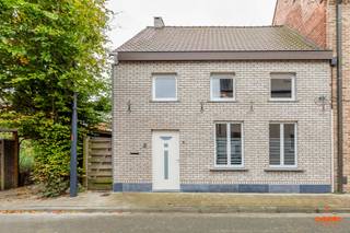 Deze woning ligt nabij het centrum van Heusden (Destelbergen). Op wandelafstand bevinden zich winkels, scholen en openbaar vervoer (mobiscore...