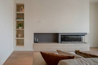 <p>Dit volledig en hoogwaardig gerenoveerde appartement geniet van een uitstekende ligging aan de Lippenslaan, op wandelafstand van het Albertstrand en het bruisende centrum van Knokke. Dankzij de centrale ligging bevinden winkels, restaurants, de Zeedijk en het strand zich allemaal binnen handbereik. <br /><br />Bij binnenkomst is er een verzorgde inkomhal met gastentoilet en vestiaire. De leefruimte vormt het hart van het appartement en bestaat uit een volledig geïnstalleerde keuken, een gezellige eetplaats en een aangename zithoek. De open indeling zorgt voor een ruimtelijk gevoel en maakt van de leefruimte een ideale plek om zowel te ontspannen als gasten te ontvangen. De gezellige gashaard maakt het geheel compleet.<br /><br />De master bedroom beschikt over praktische ingemaakte kasten, een bureau en een ensuite badkamer uitgerust met een ruime inloopdouche.<br />De tweede slaapkamer en derde slaapkamer zijn eveneens voorzien van een eigen douchekamer. <br /><br />Het appartement beschikt bovendien over een privatieve kelderberging.<br />Stedenbouwkundig uittreksel en maatregelenregister in aanvraag.<br /><br />Aarzel niet om ons te contacteren voor meer info: tel.: 050 62 44 14 of via knokke@immax.be</p>