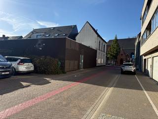 <strong>Droomlocatie voor uw handelszaak!</strong><br />Op zoek naar een commerciële ruimte met maximale zichtbaarheid? Dit handelspand ligt pal op de markt van Ingelmunster, op een uitstekende zichtlocatie met veel passage.<br />Met een totale oppervlakte van ca. 319 m² beschikt u over een ruime handelsruimte die flexibel kan worden ingericht. Het pand wordt aangeboden in casco staat, waardoor u de afwerking volledig kunt afstemmen op uw zaak en concept. Een kitchenette, toilet en technische ruimte zijn reeds aanwezig.<br />Dankzij de centrale ligging en grote zichtbaarheid leent het pand zich uitstekend voor detailhandel, een showroom, kantoor of andere commerciële activiteiten.<br />Het plafond is reeds voorzien van verlichting. Via de ingang aan de Schoolstraat kunnen leveringen vlot verlopen. Deze toegang is uitgerust met een antipanieksluiting. Daarnaast beschikt het pand over een alarmsysteem.<br />Een extra troef is de bespreekbaarheid van uw plannen. De eigenaar zit graag samen met u aan tafel om de mogelijkheden te bekijken en mee te denken over de invulling van het pand.<br />Een mooie kans om uw onderneming te vestigen op een prominente locatie in het centrum van Ingelmunster.<br />Interesse? Neem contact op voor meer informatie of een plaatsbezoek.<br />