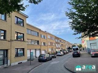<p><span>Instapklaar appartement met 2 slaapkamers en ruime tuin te huur</span></p><p><span>Dit volledig gerenoveerde appartement op de </span><span>3de verdieping</span><span>, gelegen aan de </span><span>Kampioenstraat 54, 2020 Antwerpen</span><span>, is instapklaar en </span><span>onmiddellijk beschikbaar</span><span>. Dankzij de renovatie in </span><span>2026</span><span> geniet u van een moderne afwerking en optimaal wooncomfort.</span></p><p><span>Het appartement is gunstig gelegen in een aangename buurt, met winkels, scholen, openbaar vervoer en belangrijke invalswegen op korte afstand.</span></p><h3><span>Indeling</span></h3><ul><li><span>Ruime en lichtrijke leefruimte </span></li><li><span>Grote, volledig ingerichte keuken </span></li><li><span>2 volwaardige slaapkamers </span></li><li><span>Badkamer met douche, lavabo en toilet </span></li><li><span>Terras</span></li></ul><h3><span>Troeven</span></h3><ul><li><span>Volledig gerenoveerd in 2026 </span></li><li><span>Instapklaar </span></li><li><span>Terras</span></li><li><span>Grote ingerichte keuken </span></li><li><span>Goede, centrale ligging </span></li><li><span>Onmiddellijk beschikbaar </span></li></ul><h3><span>Huurvoorwaarden</span></h3><ul><li><span>Onmiddellijk beschikbaar</span><span> </span></li><li><span>Gemeenschappelijke kosten:</span><span> 50/maand (voor elektriciteit van de gemeenschappelijke delen en poetsen van de gemeenschappelijke delen) </span></li><li><span>Huurwaarborg:</span><span> 3 maanden </span></li></ul><p><span>Voor meer informatie of een bezoek kunt u contact opnemen met Area Partners via <span>info@area.be</span></span><span> of 03/284.60.60</span></p>
