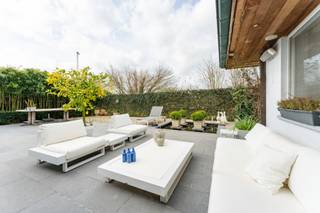 <p><span>Lichtrijke, residentieel gelegen villa met zuidgerichte tuin op het einde van een doodlopende straat.</span><span></span></p>
<p><span>In een residentiële woonomgeving is er deze lichtrijke villa, gelegen op het einde van een doodlopende straat. De woning geniet van een uitstekende ligging in de onmiddellijke nabijheid van het centrum van Roeselare, scholen, openbaar vervoer en het ziekenhuis AZ Delta, met bovendien een vlotte verbinding naar de E403.</span><span></span></p>
<p><span>Dankzij de doordachte indeling en de aanwezigheid van twee kamers op het gelijkvloers is deze woning niet alleen geschikt voor gezinnen, maar ook ideaal voor wie het comfort van volledig gelijkvloers wonen wenst te combineren met extra ruimte op de verdieping.</span><span></span></p>
<p><span>INDELING:</span></p>
<p><span>Inkomhal met ingemaakte vestiaire en gastentoilet. De lichtrijke leefruimte vormt het hart van het huis en sluit naadloos aan op de volledig ingerichte open keuken (met vaatwasser, oven, microgolf, stoomoven, keramische kookplaat, Amerikaanse frigo...) met ontbijthoek en een praktische aansluitende berging.</span><span></span></p>
<p><span>Naast de keuken bevindt zich een aparte nachthall die toegang geeft tot een bureelruimte en een eerste slaapkamer en een badkamer op het gelijkvloers — een indeling die perfect inspeelt op wonen en werken aan huis of levensloopbestendig wonen.</span><span></span></p>
<p><span>Op de verdieping bevinden zich twee bijkomende ruime slaapkamers, waarvan één uitgeeft op een aangenaam zuidgericht terras. Ook hier is een tweede badkamer voorzien.</span><span></span></p>
<p><span>De woning beschikt bovendien over een dubbele garage met automatische sectionaalpoort en een ruime oprit met plaats voor drie wagens.</span><span></span></p>
<p><span>BUITENRUIMTE</span></p>
<p><span>De villa wordt omgeven door een gezellige, zuidgerichte tuin waar u in alle rust en privacy van de zon en de groene omgeving kan genieten. Er is ook een aangename besloten voortuin.</span></p>
<p><span>Een stijlvolle en praktisch ingedeelde tijdloze woning op een uitstekende residentiële locatie, waar rust, bereikbaarheid en wooncomfort harmonieus samenkomen!<br /><br />BENIEUWD? <br />Contacteer ons voor een bezoek!</span></p>