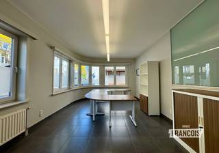 In het centrum van Eeklo, nabij winkels, horeca, openbaar vervoer en andere belangrijke handelszaken, bevindt zich deze recente en instapklare kantoorruimte van 125 m². Dankzij de commerciële ligging en de vlotte bereikbaarheid vormt dit pand de ideale uitvalsbasis voor zelfstandigen, vrije beroepen of ondernemingen die op zoek zijn naar een professionele werkruimte in hartje Eeklo.<br /><br />Het handelspand beschikt over een ruime open kantoorruimte, aangevuld met een afzonderlijk bureau of vergaderzaal. Verder is er een praktische archiefruimte aanwezig, evenals een uitgeruste keuken, apart toilet, badkamer en technische ruimte.<br /><br />Een bijkomende troef is de inpandige garage, die kan dienen als parkeerplaats of extra stockage. Dankzij de centrale ligging en de functionele indeling is deze kantoorruimte geschikt voor diverse professionele activiteiten.<br /><br />Bent u op zoek naar een centraal gelegen kantoorruimte in Eeklo met een inpandige garage? Aarzel niet en neem vandaag nog contact op met Dario Van Kerckvoorde van Immo Francois Meetjesland voor meer informatie of om een bezoek te plannen.<br /><br />WILT U ALS EERSTE OP DE HOOGTE ZIJN VAN ONS AANBOD? 1) STUUR ONS UW ZOEKVOORKEUREN EN WE BLIJVEN IN CONTACT, 2) VOLG @IMMOFRANCOISMEETJESLAND OP INSTAGRAM<br /><br />