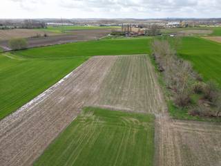 Perceel landbouwgrond in een L-vorm met een oppervlakte van ± 64a 80ca. Het perceel maakt deel uit van een groter geheel en is verpacht. Gvg, Ag, Gmo, Vkr, Gvv. P-score: A.<br /><br />WETTELIJKE VERPLICHTE VERMELDINGEN:<br />Vergunningen: nee<br />Bestemming: agrarisch gebied<br />Geen gerechtelijke maatregelen opgelegd.<br />Voorkooprecht: ja (de pachter en de Vlaamse Waterweg nv)<br />Verkaveling: nee<br />P-score: A<br />Eventuele opmetingskosten zijn ten laste van de koper.