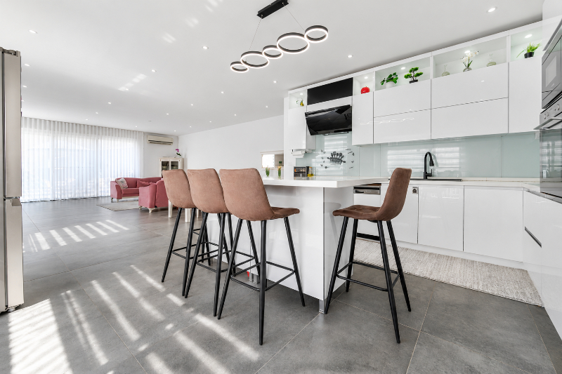 Instapklare gerenoveerde bijzondere gezinswoning met 7 slaapkamers, grote tuin en zicht op velden - foto 4