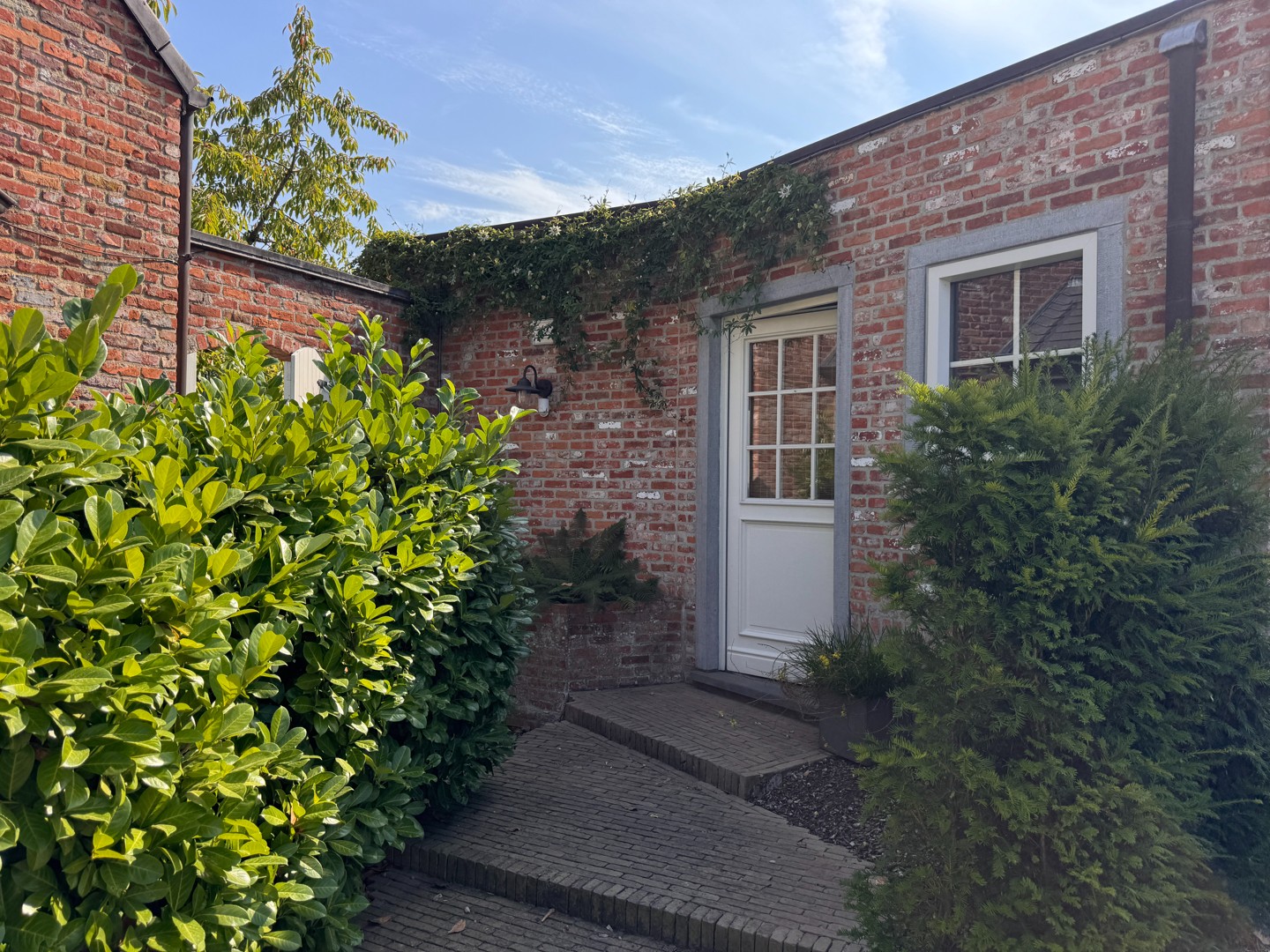 Recente half open bebouwing met 3 slaapkamers, 2 badkamers en praktijkruimte te koop aan de Nijverheidsstraat, Dikkelvenne. - foto 4