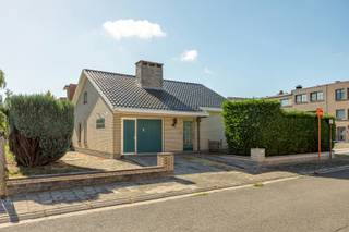 <p><span>Op een centrale ligging in de Krekelstraat in Aalst, op minder dan 5 minuten wandelen van AZORG Moorselbaan, vindt u deze </span><strong><span>vrijstaande bungalow</span></strong><span> op een perceel van 414 m². De woning biedt het comfort van volledig gelijkvloers wonen, met </span><strong><span>de mogelijkheid om 2 tot zelfs 3 slaapkamers te creëren mits aanpassingswerken</span></strong><span>. Met een bruikbare vloeroppervlakte van ca. 145 m² en een aangename </span><strong><span>zuidgerichte tuin</span></strong><span> biedt deze woning heel wat mogelijkheden.</span></p>
<p>Via de inkomhal met ingemaakte vestiaire komt u in de ruime, lichtrijke leefruimte met sfeervolle haard. De keuken sluit hier mooi op aan. Verder beschikt de woning over één aangename slaapkamer, een badkamer met ligbad, een praktische berging en een apart toilet. De<span> </span><strong>inpandige garage</strong><span> </span>vormt een bijkomende troef en biedt plaats voor uw wagen, fietsen en extra opbergruimte. Vóór de woning is er bovendien een praktische<span> </span><strong>oprit.<span> </span></strong>Daarnaast beschikt de woning over een ruime, goed geïsoleerde zolder. Buiten geniet u van een aangename<span> </span><strong>zuidgerichte tuin</strong><span> </span>waar u in alle rust kan ontspannen. Het aanwezige tuinhuis zorgt voor bijkomende praktische opbergruimte. Winkels, scholen, openbaar vervoer en belangrijke invalswegen bevinden zich in de nabije omgeving. Ook het centrum van Aalst is vlot bereikbaar. EPC-label D – 355 kWh/m²jaar. Geen renovatieverplichting. Conforme elektrische installatie. Het dak en de ramen werden in het verleden reeds vernieuwd. De woning is momenteel verhuurd.</p>
<p>Wordt deze woning jouw nieuwe thuis? Neem dan zeker contact met ons op voor meer informatie of een bezoek ter plaatse.</p>