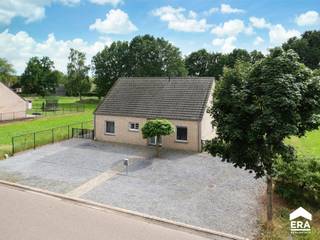 <p>Rustig gelegen gezinswoning in een groene omgeving in Hamont. De woning beschikt over maar liefst 4 slaapkamers, waarvan 2 gelijkvloers, wat de woning uitermate geschikt maakt om levenslang te wonen.<br />De woning is in een rustige zijstraat van de doorgaande weg Hamont-Kaulille gelegen en de Nederlandse grens is op korte afstand van de woning te vinden. </p>
<p>Momenteel wordt de woning verhuurd, de koper dient rekening te houden met de wettelijke opzegtermijn. <br /><br /><u><strong>Enkele troeven:</strong></u></p>
<ul><li>Rustige, groene omgeving</li><li>4 slaapkamers, waarvan 2 gelijkvloers (of 1 bureelruimte)</li><li>Gunstige EPC-score: label B, 155kWh, geen renovatieverplichting</li></ul>
Indeling: zie bijgevoegde plannen op ERA.be