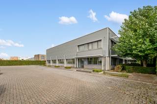 Strategisch gelegen bedrijfsgebouw op het bedrijventerrein Hoogveld in Dendermonde, met een vlotte verbinding naar de E17 via de N41 en een goede bereikbaarheid richting Brussel via Asse.<br /><br />Het magazijn heeft een <u><strong>oppervlakte van 1.100 m² </strong></u>en is opgebouwd in een betonstructuur met een <u><strong>vrije hoogte van 6 meter</strong></u>. Het magazijngedeelte beschikt over twee sectionale poorten, een centrale lichtstraat en een volledig overspannen constructie. Dit zorgt voor een optimale indeling en een aangename natuurlijke lichtinval. Vrachtwagens kunnen het gebouw langs beide zijden bereiken, al is momenteel slechts één zijde in gebruik.<br /><br />Het perceel heeft een <u><strong>totale oppervlakte van 3.819 m²</strong></u> en biedt <u><strong>25 parkeerplaatsen</strong></u> aan de voorzijde. Daarnaast beschikt de site over een luifel en ruime verharde buitenruimte, zowel voor- als achteraan het gebouw.<br />De kantoorruimte omvat in totaal 900 m² en bestaat uit onder andere meerdere vergaderzalen, individuele kantoren, sanitaire voorzieningen, archiefruimtes, een dispatchruimte, keukens en een showroom.<br />Daarnaast is er nog <strong>250 m² extra ruimte aanwezig</strong>, momenteel ingericht als archief- en stockageruimte. Deze oppervlakte kan, mits beperkte aanpassingen, worden geïntegreerd in het magazijngedeelte.<br /><br />Deze ruimtes zijn afgewerkt met een verlaagd plafond, dubbele beglazing, inbouw- en opbouwverlichting en vloerafwerking in parket of tegels. Verder is ze uitgerust met verwarming op aardgas via radiatoren, sanitaire voorzieningen voor dames en heren op elke verdieping, volledig ingerichte keukens, branddetectie, een alarmsysteem en toegangscontrole.<br /><br />Beschikbaar bij het verlijden van de authentieke akte.<br /><br />Voor meer informatie, contacteer Apers Taghnee via taghnee@kmovastgoed.be of via +32 475 42 89 58. 