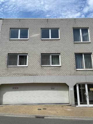 Dit ruime appartement in Wetteren is perfect voor wie op zoek is naar een comfortabele en standaard woonruimte. Het appartement beschikt over een terras waar je heerlijk kunt genieten van de buitenlucht. Daarnaast is er ook een garage aanwezig, wat zorgt voor extra gemak en opslagruimte.<br /><br />Met 2 slaapkamers is dit appartement ideaal voor een klein gezin of een stel dat op zoek is naar wat extra ruimte. De bewoonbare oppervlakte van 96.00 zorgt ervoor dat er voldoende leefruimte is om comfortabel te kunnen wonen.<br /><br />Het energielabel C geeft aan dat het appartement redelijk energiezuinig is, wat zorgt voor lagere energiekosten en een kleinere impact op het milieu.<br /><br />Kortom, dit appartement in Wetteren is een ideale keuze voor wie op zoek is naar een standaard, maar comfortabele woonruimte met alle nodige voorzieningen.<br />Geen lift aanwezig en op het tweede verdiep.<br />825 + 50 euro per maand info : immo@poppe.be