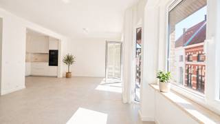 Dit volledig vernieuwde appartement is ideaal gelegen in het centrum van Lokeren en combineert modern wooncomfort met een praktische indeling en kwalitatieve afwerking.<br /><br />Bij het betreden van het appartement kom je in de inkomhal met ingemaakte kasten, die zorgt voor voldoende opbergruimte en een nette ontvangst. De woonkamer met ingerichte keuken vormt een aangename en lichtrijke leefruimte waar comfort en functionaliteit samenkomen. Vanuit de leefruimte heb je toegang tot een balkon, waar je kan genieten van een frisse buitenlucht.<br /><br />Het appartement beschikt over twee slaapkamers. De badkamer is modern ingericht en voorzien van een douche, een lavabomeubel en ingemaakte kasten. Daarnaast is er een apart toilet aanwezig.<br /><br />Een extra troef is de garagebox, die zorgt voor veilige parkeergelegenheid en bijkomende opslagruimte.<br /><br />Het appartement is volledig nieuw geschilderd. <br /><br />Dit instapklare appartement is beschikbaar vanaf mei 2026 en biedt een uitstekende woongelegenheid op een centrale ligging, vlakbij winkels, openbaar vervoer en andere voorzieningen.<br /><br />Interesse? Neem gerust contact met ons op voor meer informatie of om een bezichtiging in te plannen.