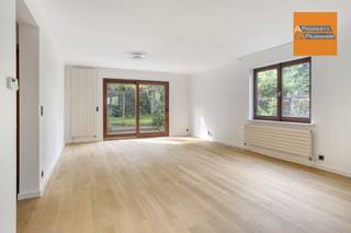 Lumineux appartement au rez-de-chaussée avec box garage et grand jardin privatif.Dans le quartier résidentiel Dorsershof, dans une impasse, vous...