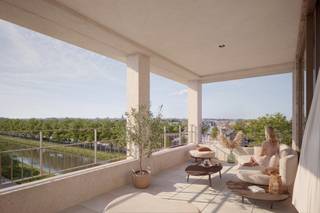 <p>Ce spacieux appartement neuf se situe au troisième étage de Havenplein à Schoten. Grâce aux grandes baies vitrées, le séjour bénéficie d’une abondante lumière naturelle et s’ouvre harmonieusement sur la terrasse.<span></span></p>
<p>L’appartement comprend deux chambres. La chambre principale offre suffisamment d’espace pour aménager un dressing. La vaste terrasse de 24 m², orientée au sud et au sud-ouest, constitue le véritable point fort de l’appartement. Vous y profitez pleinement du soleil et d’une agréable vue sur l’eau.</p>
<p>Le séjour ouvert et la cuisine forment le cœur de l’appartement. Celui-ci dispose également d’une salle de bains, de toilettes séparées et d’un espace de rangement pratique.</p>
<p>L’appartement bénéficie d’un chauffage durable et d’un rafraîchissement passif grâce au champ géothermique de Havenplein. Les grandes baies vitrées, les finitions de qualité et l’environnement verdoyant au bord de l’eau en font un lieu de vie particulièrement confortable.</p>
<p><strong>Caractéristiques :</strong></p>
<ul>
<li>Troisième étage</li>
<li>Terrasse : 24 m²</li>
<li>2 chambres</li>
<li>Espace prévu pour un dressing</li>
<li>Orientation sud et sud-ouest</li>
<li>Vue sur l’eau</li>
<li>Grandes baies vitrées</li>
<li>Chauffage durable et rafraîchissement passif</li>
<li>Prix de vente : 485.000 €</li>
</ul>
<p><strong>Plus d’informations sur havenplein-schoten.be</strong></p>